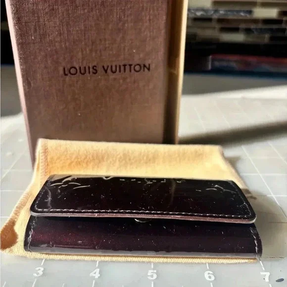 Authentic Louis Vuitton Vernis 4 Key holder. Burgundy wine color. - Picture 2 of 7